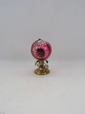 un petit objet rose posé sur une surface blanche