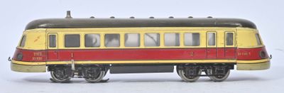 un train jaune et rouge sur les rails, sur un fond blanc