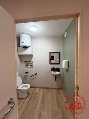 une salle de bain avec toilettes et lavabo