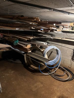 une pièce remplie de tuyaux