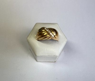 une bague en or posée sur une boîte blanche