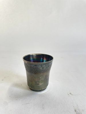 une image représentant une petite tasse posée sur une surface blanche