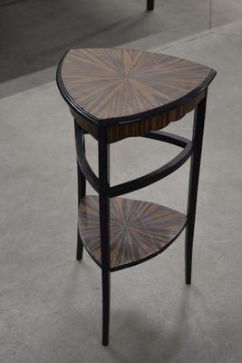 une photo d'une table d'appoint avec un plateau en bois