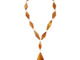 gros plan d'un collier sur fond blanc