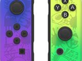 deux manettes Nintendo Wii de couleurs et de motifs différents