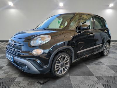 Le SUV Fiat noir est garé sur un sol en carrelage à damier.