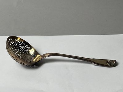 Une cuillère à saupoudrer en argent du modèle doubles filets… - Photo 1