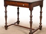 une vieille table en bois surmontée d'un tiroir