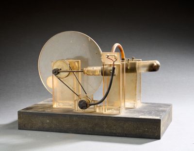 une petite maquette d'une machine posée sur une table