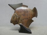 une sculpture représentant un poisson coiffé d'un casque