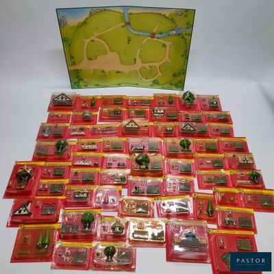 beaucoup de petits jouets posés sur la table
