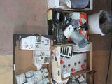 un tas de vieux appareils électroménagers dans une pièce