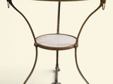 une image représentant une petite table avec un plateau en verre et des pieds en métal