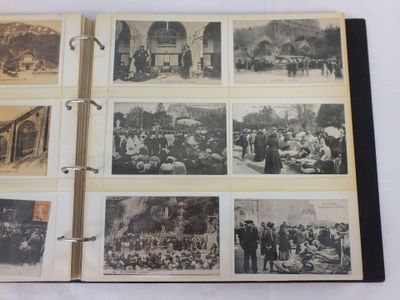 un livre avec des images de personnes et de bâtiments