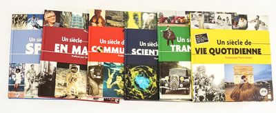 plusieurs livres sont empilés sur une surface blanche