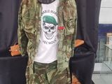 un mannequin vêtu d'un uniforme militaire et d'un chapeau