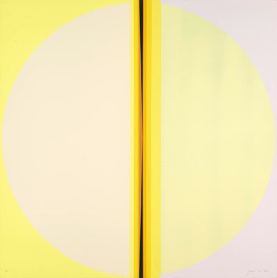 des cercles jaunes et blancs sur un mur jaune, avec un poteau noir