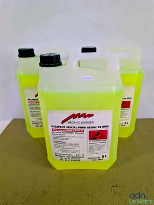 trois bouteilles contenant un liquide jaune posées sur une table en bois