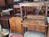 un grand nombre de meubles qui se trouvent dans une pièce
