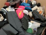 une boîte en carton remplie de chaussures et d'autres objets