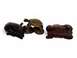 deux petites figurines représentant une grenouille, une tortue et une tortue sur fond blanc