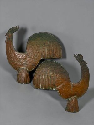 deux figurines en bronze représentant un oiseau et un poisson