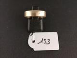 Gros plan sur une bague en or portant une étiquette