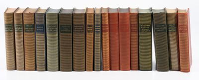 les livres sont alignés sur une surface blanche