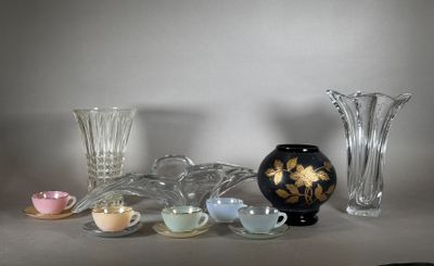 beaucoup de vases et de verres en verre sur la table