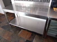 1 table inox à dosseret, 2 plateaux, 150 cm (photo 2)