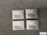quatre boîtes de réveils JVC posées sur un sol recouvert de moquette