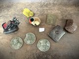 un grand nombre d'objets différents posés sur le sol