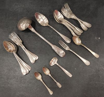 six cuillères en argent et six cuillères en argent posées sur un fond noir