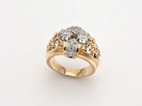 une bague en or jaune 18 carats sertie de deux diamants ronds taille brillant