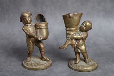 paire de figurines anciennes en bronze représentant un garçon et une fille tenant un vase