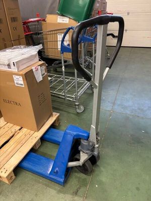 une palette chargée de cartons dans un entrepôt