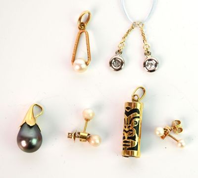 plusieurs types de boucles d'oreilles et de pendentifs sur un fond blanc