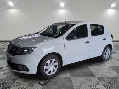 la photo d'une voiture blanche garée dans un garage
