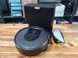 un robot posé sur une table à côté d'une boîte