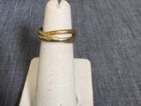 une bague posée sur un porte-bague muni d'une étiquette portant un nom