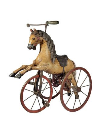 statue représentant un cheval sur un tricycle, sur fond blanc