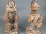 paire de personnages en bois sculpté représentant un homme et une femme