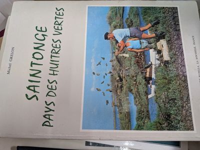 un livre sur lequel figure la photo de deux personnes