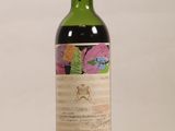 une bouteille de vin posée sur une table