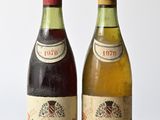 deux bouteilles de vin posées sur une table l'une à côté de l'autre