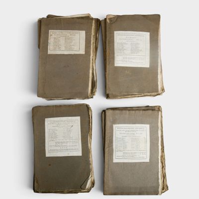 quatre vieux livres empilés les uns sur les autres sur une table