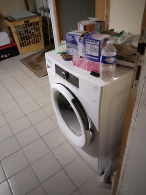 une machine à laver dans un coin de la pièce