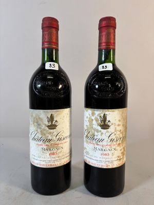 deux bouteilles de vin posées sur une table l'une à côté de l'autre