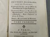 un livre ouvert avec une écriture dessus, posé sur une table