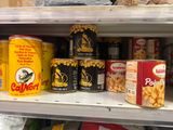 de nombreuses boîtes de conserve sur une étagère dans un magasin